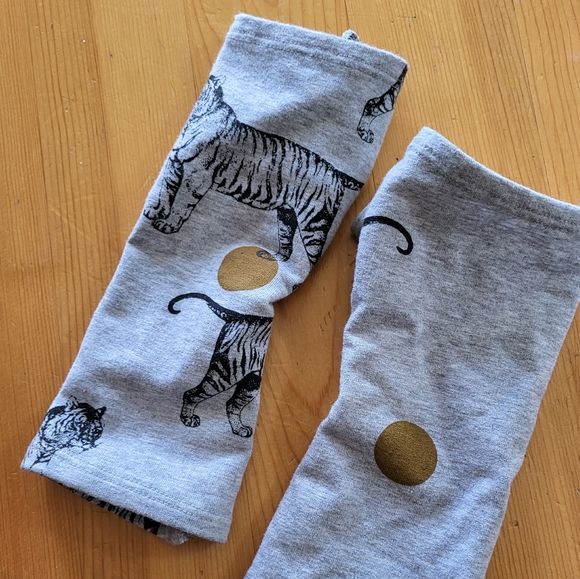 Smoking Lily. Wrist warmers, bamboo/cotton jersey. Tiger & ball print. Grey/gold - Picture 1 of 3